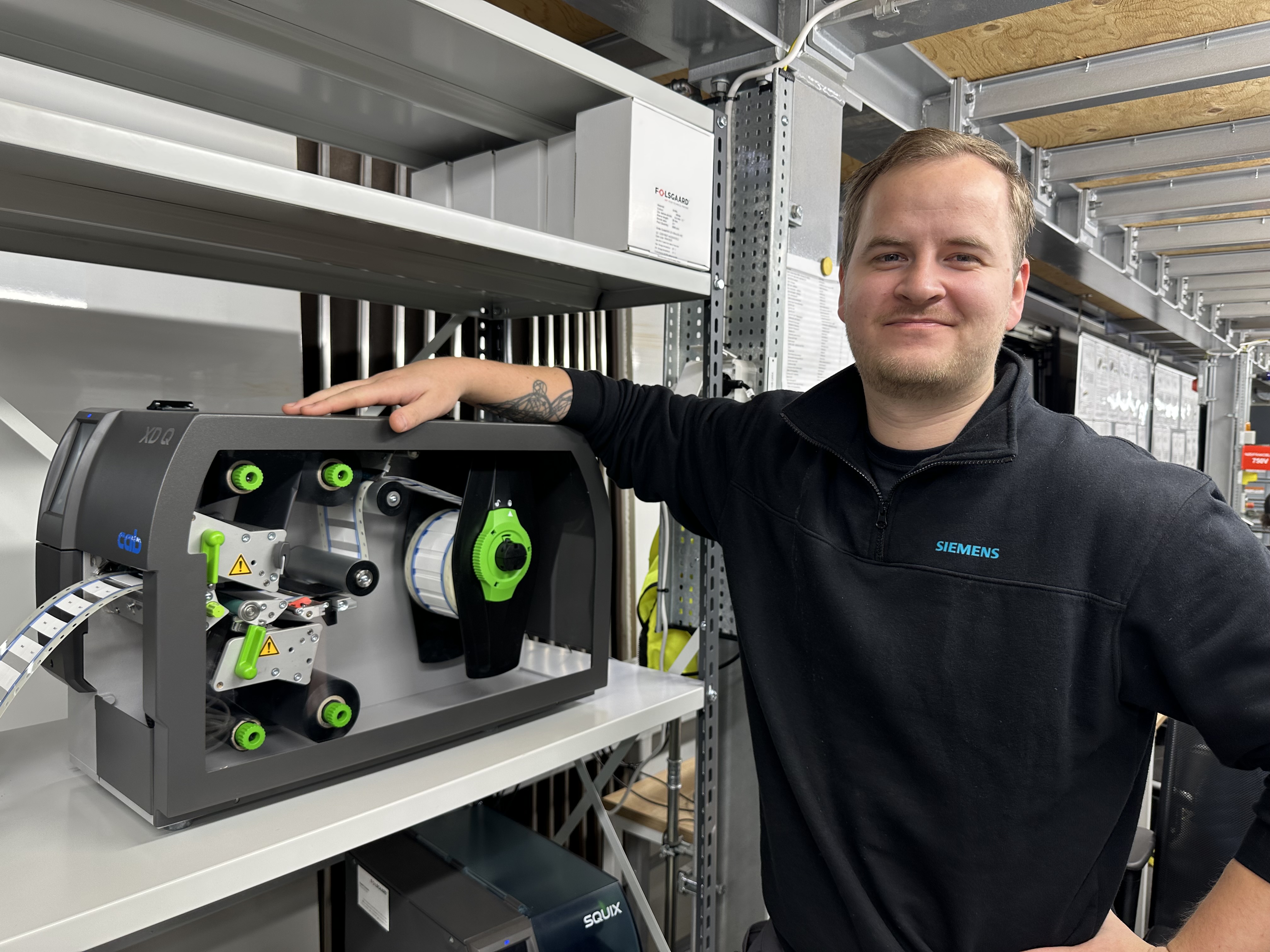 Adrian Dahl Hagen fra Siemens Mobility er begejstret for Følsgaards printløsning til effektiv mærkning af kabler.